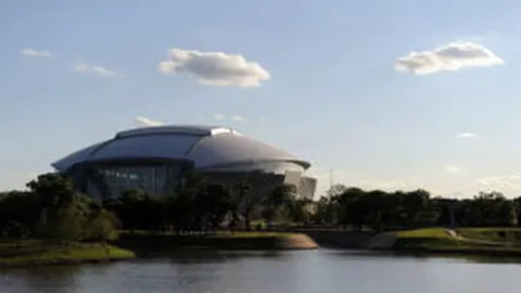 “澳网男单半决赛焦点战：德约科维奇对阵小兹韦列夫，精彩瞬间回放”