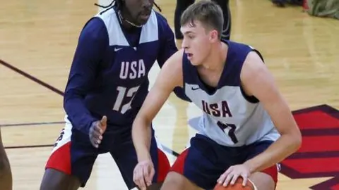 木兰足球训练抬头观察技艺出众，表现颇佳。